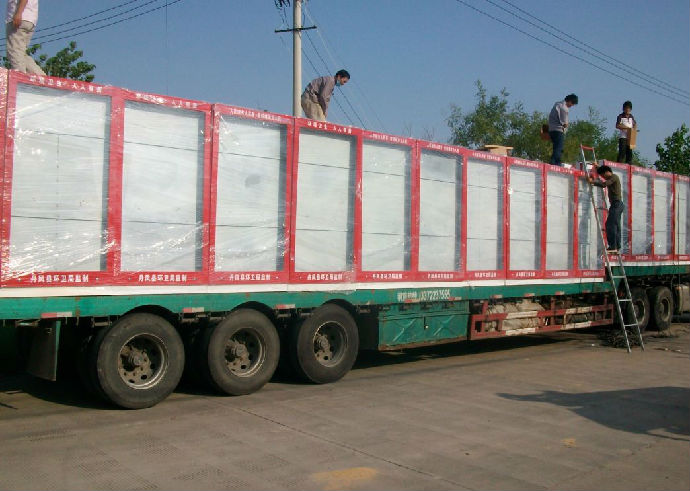 工人正在裝車，準備出貨垃圾桶了